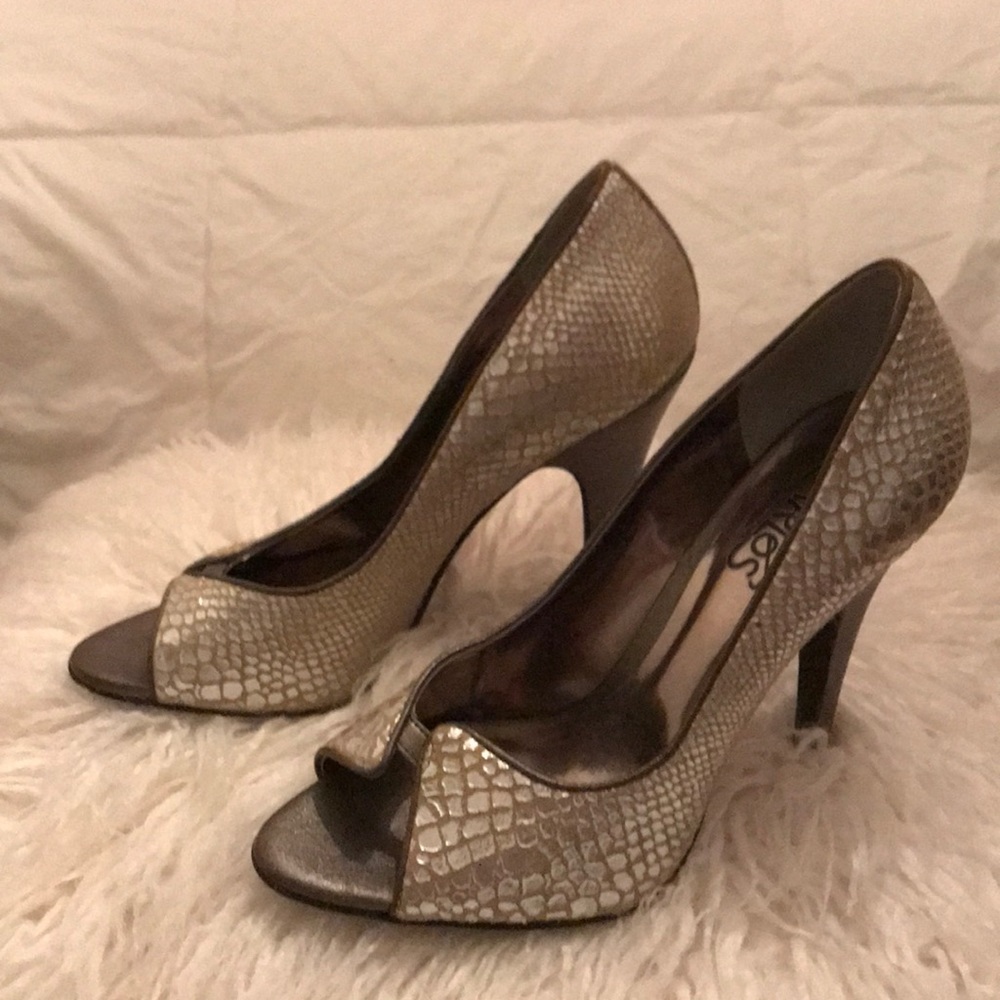 Gorgeous Carlos Santana Silver Snakeskin heels 7